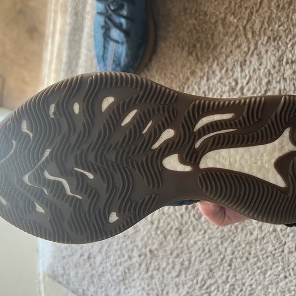 Yeezy shoes - Picture 3 of 4